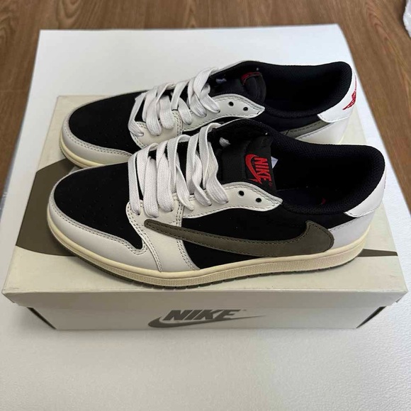 Jordan 1 Retro OG x Travis Scott Low White Sneakers - Picture 8 of 8